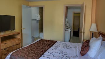 Habitación estándar, 2 camas Queen size, para no fumadores | Cocina privada | Refrigerador, microondas y cafetera y tetera