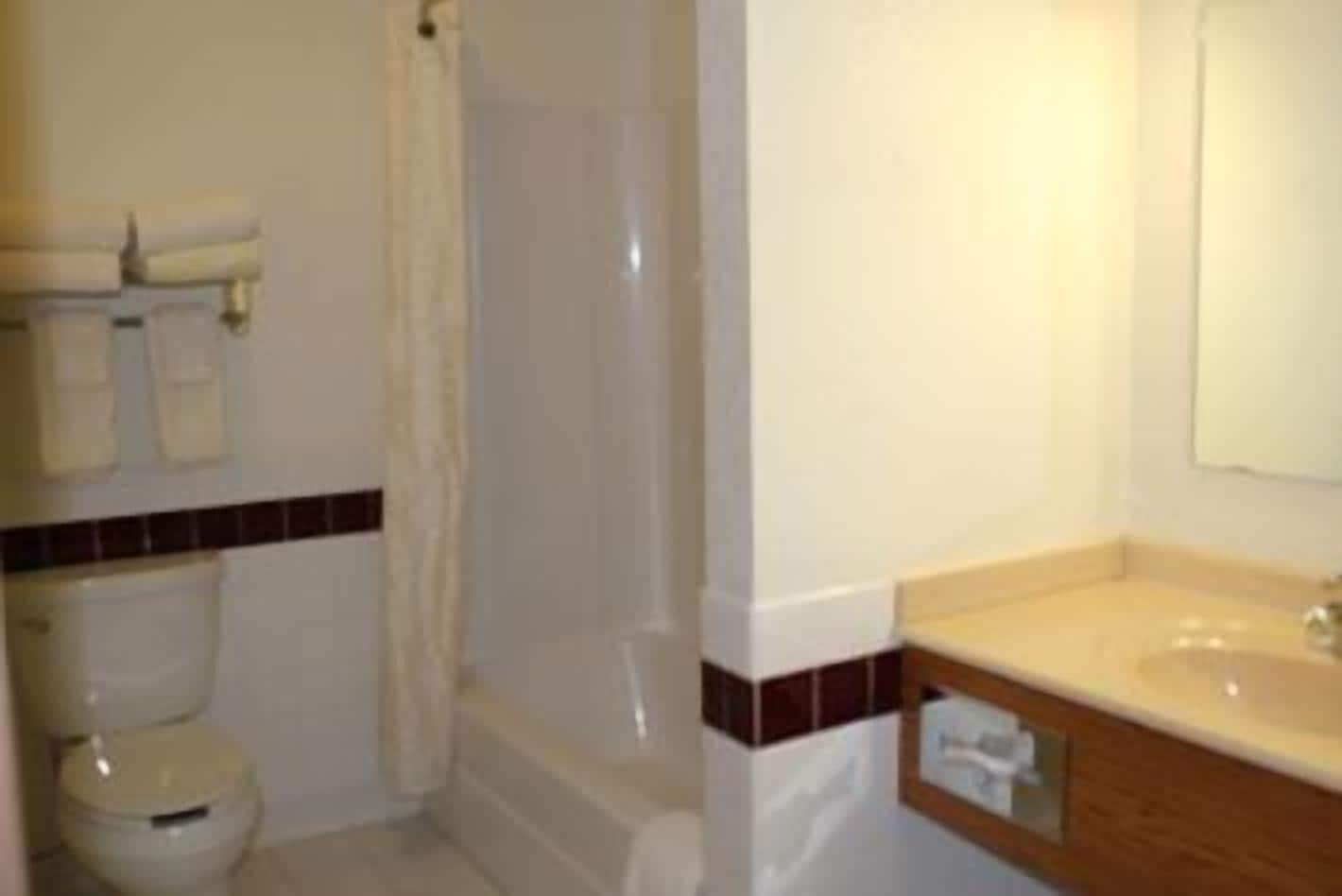 king suite, 1 bedroom | bathroom | free toiletries, hair dryer, towels