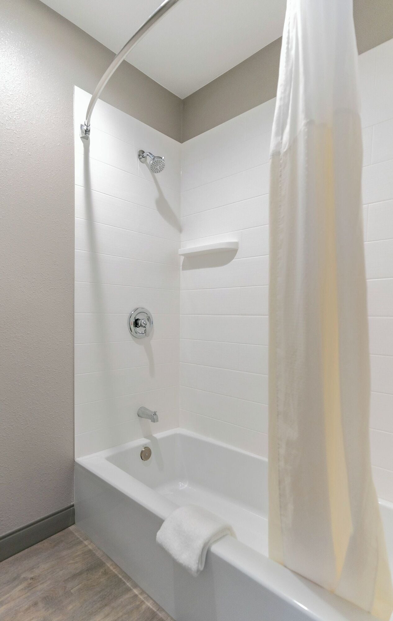 Tina con regadera, amenidades de baño gratuitas, secadora de cabello 