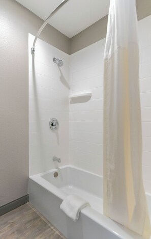 Ensemble baignoire-douche, articles de toilette (gratuits)