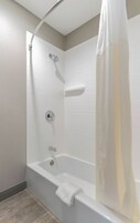 淋浴/盆浴组合、免费洗浴用品、吹风机、毛巾