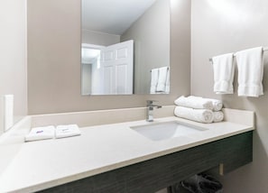 Combined shower/tub, free toiletries, hair dryer, towels - Motel 6 Pico Rivera, CA - Los Angeles (Pico Rivera)