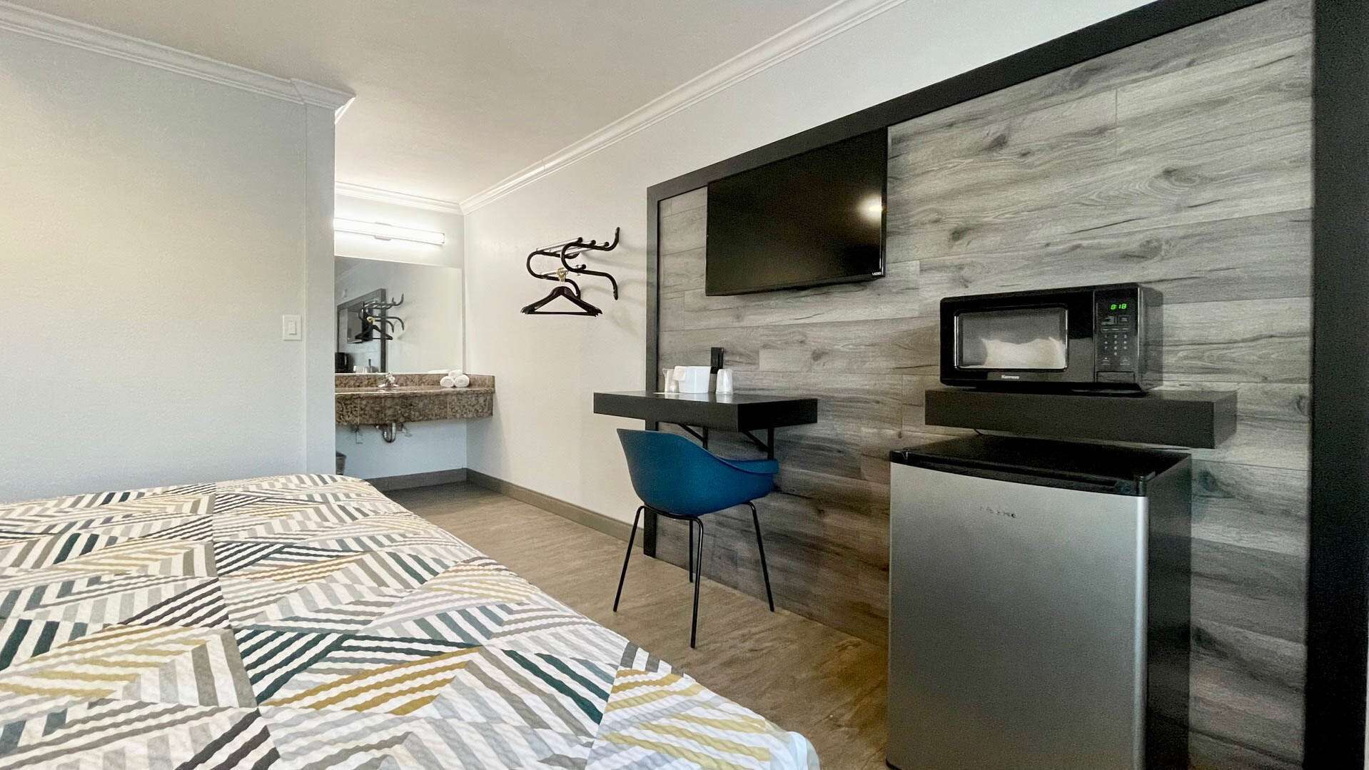 办公桌、免费 WiFi