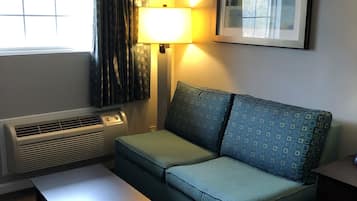 Habitación estándar, 1 cama King size | Escritorio, tabla de planchar con plancha, cunas y camas extra