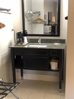Bañera profunda, secador de pelo, toallas