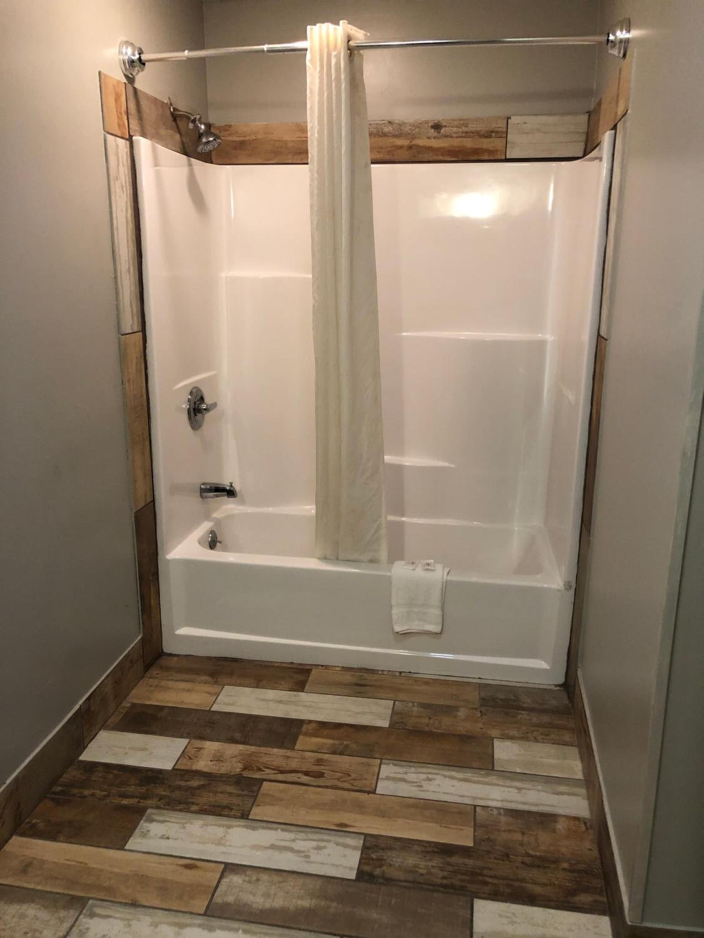 Deep-soaking bathtub, hair dryer, towels