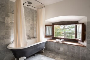Kostenlose Toilettenartikel, Haartrockner, Hausschuhe, Bidet