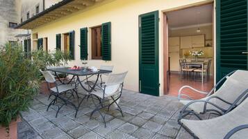 Familienapartment, 1 Schlafzimmer, Küche, zum Garten hin | Minibar, Zimmersafe, Schreibtisch, Bügeleisen/Bügelbrett