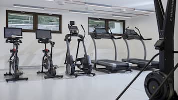 Et fitnesscenter med motionscykler, crosstrainere og løbebånd.
