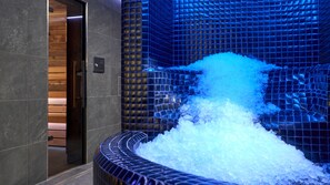 A spa area with a blue-tiled wall and a large ice-filled tub. - OREA Resort Horal Špindlerův Mlýn (Spindleruv Mlyn)