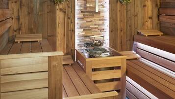 Eine Sauna mit Holzbänken und einer Steinwand.