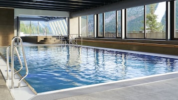 Indoor pool, sun loungers