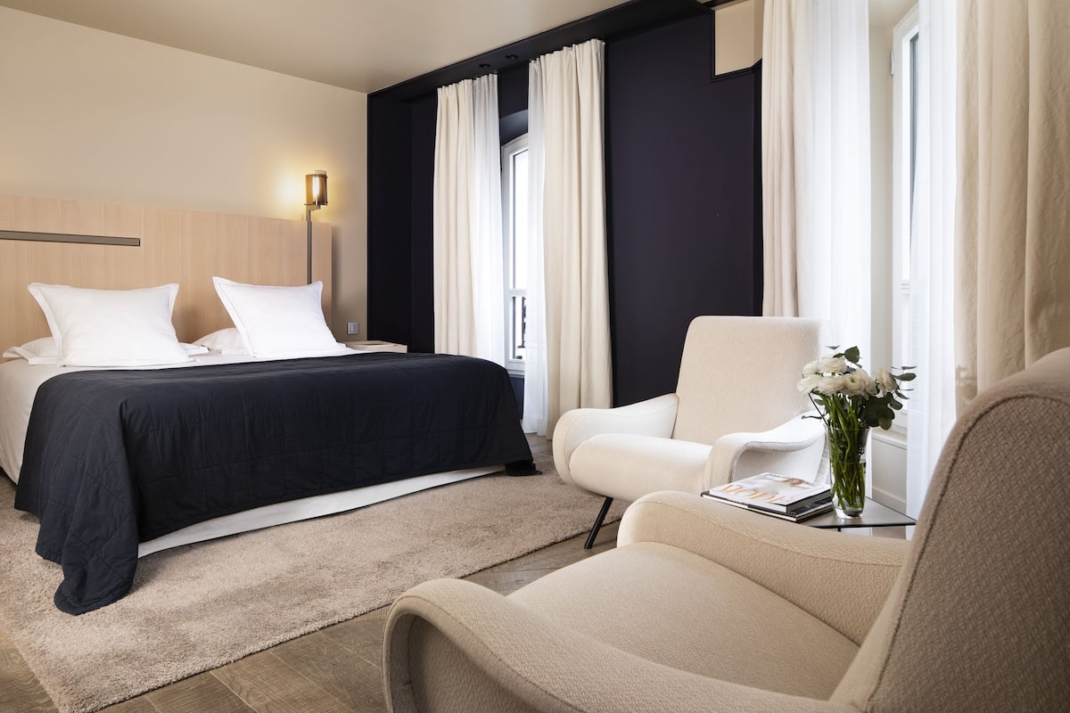 Deluxe kamer | Lakens van Egyptisch katoen, luxe beddengoed, een minibar