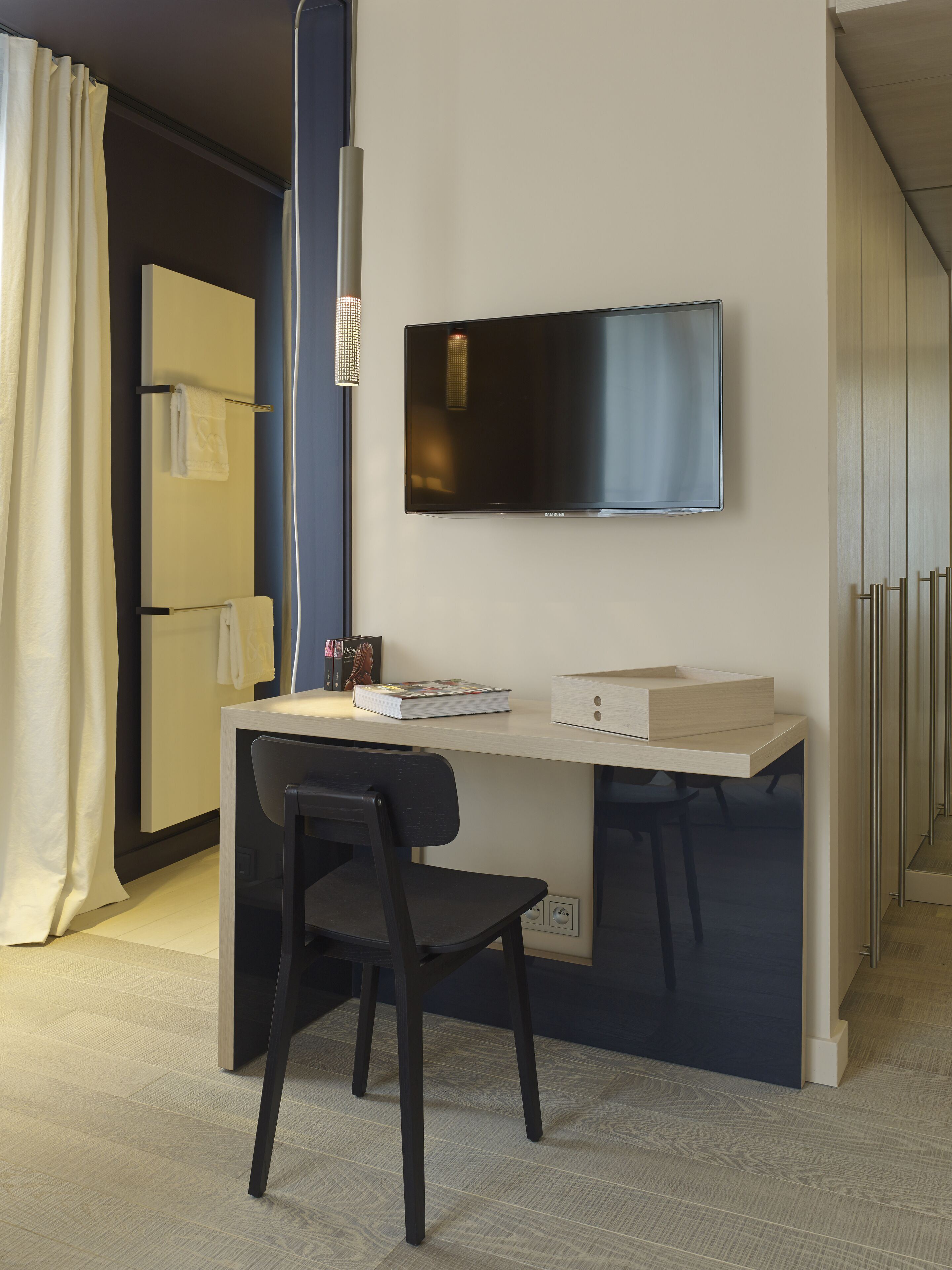 deluxe room, 1 queen bed, city view | egyptian cotton sheets, premium bedding, minibar, in-room safe