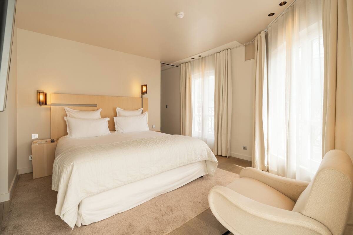 Phòng Suite Junior | Bộ trải giường bằng vải cotton Ai Cập, bộ đồ giường cao cấp, minibar 