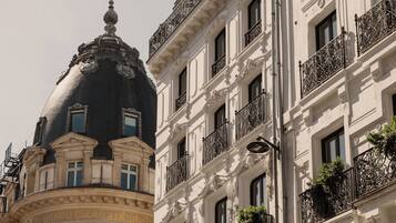 Un edificio histórico con balcones ornamentados y una cúpula destacada.