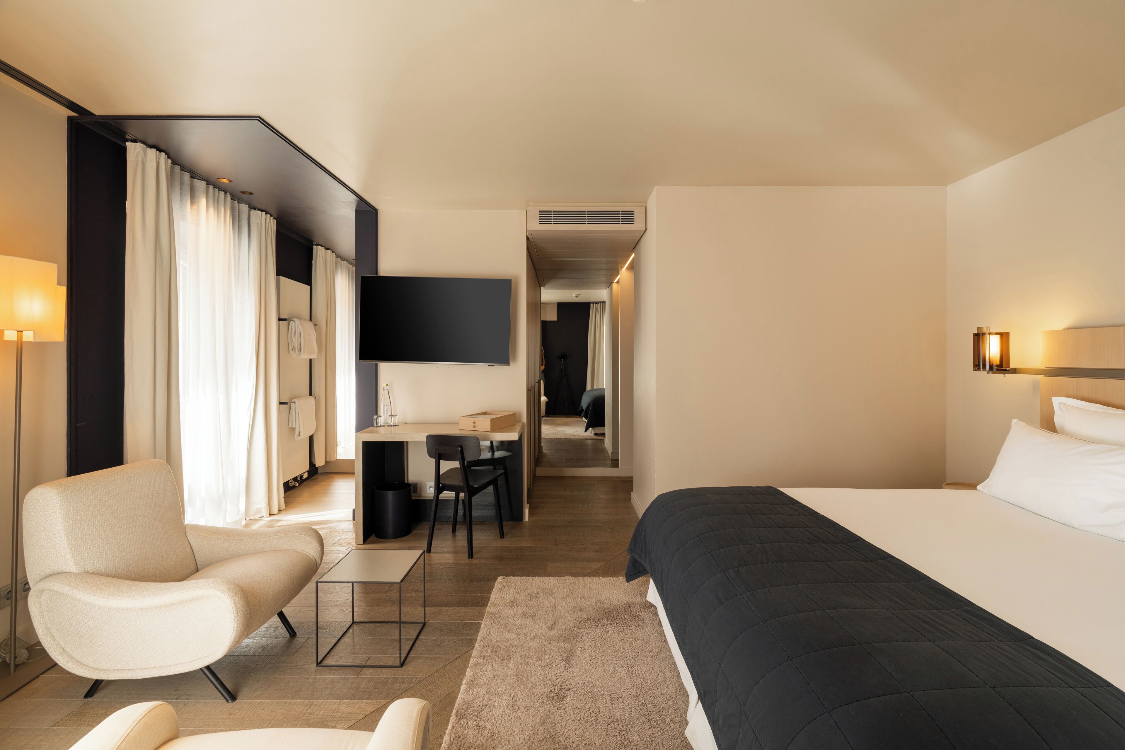 Habitación Deluxe | Baño | Artículos de higiene personal de diseño, secador de pelo y albornoces