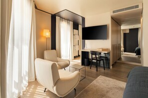 Deluxe Room | Bathroom | Designer toiletries, hair dryer, bathrobes, slippers - Hôtel de Nell (Paris)