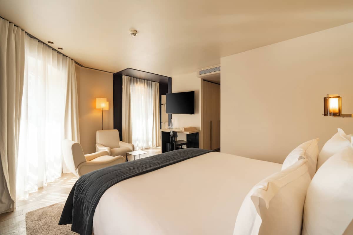 Phòng Deluxe | Bộ trải giường bằng vải cotton Ai Cập, bộ đồ giường cao cấp, minibar 