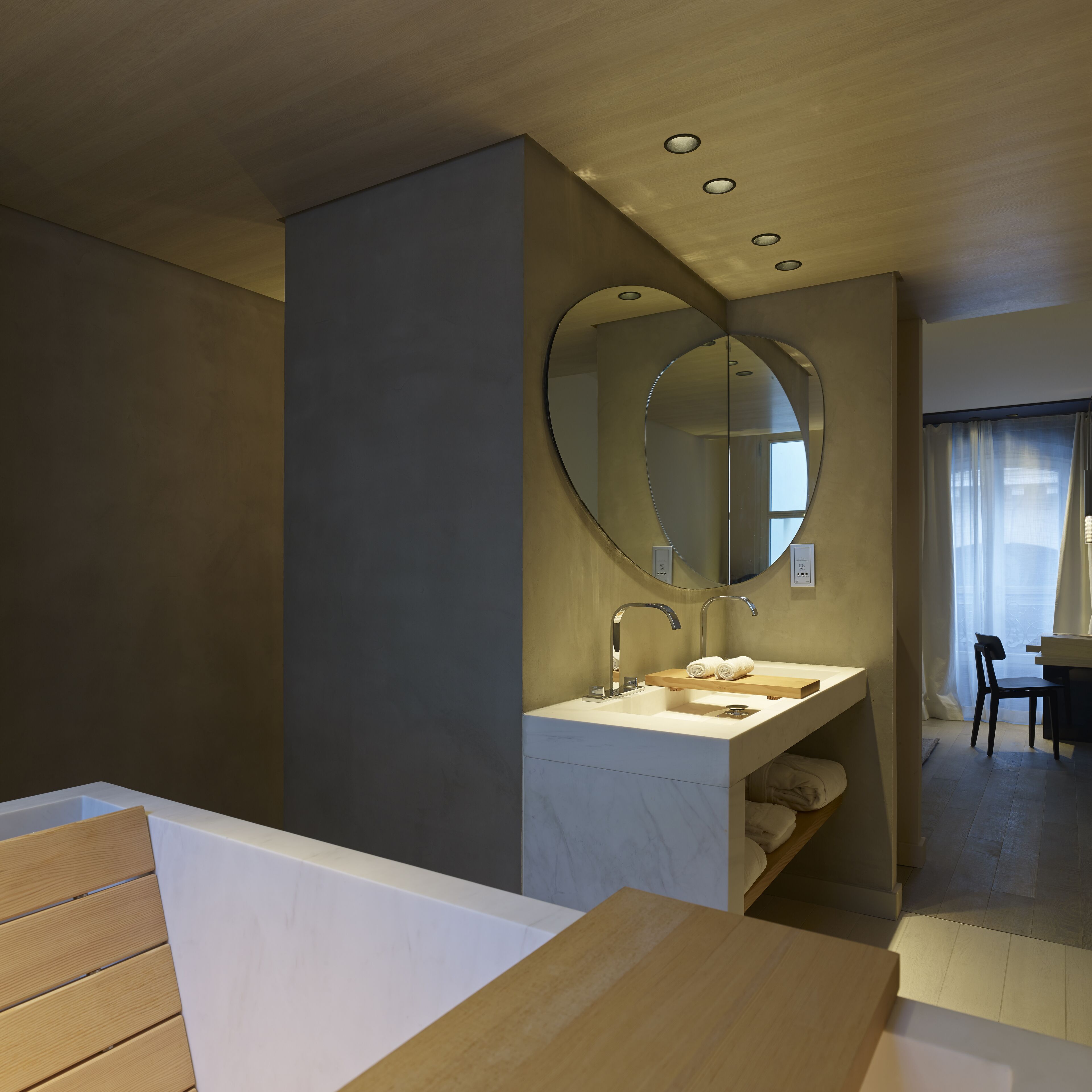 deluxe room, 1 queen bed, city view (prestige room with japanese bath and ) | egyptian cotton sheets, premium bedding, minibar, in-room safe