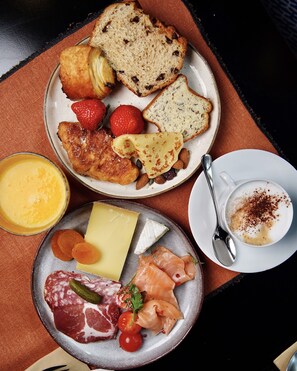 Café da manhã com buffet todos os dias (EUR 29 por pessoa) 