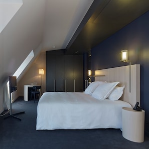 Egyptian cotton sheets, premium bedding, minibar, in-room safe