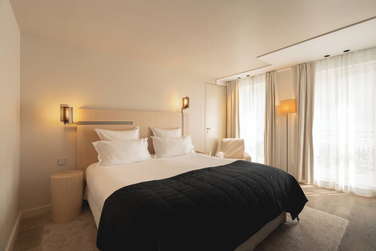 Prestige Room | Bộ trải giường bằng vải cotton Ai Cập, bộ đồ giường cao cấp, minibar 