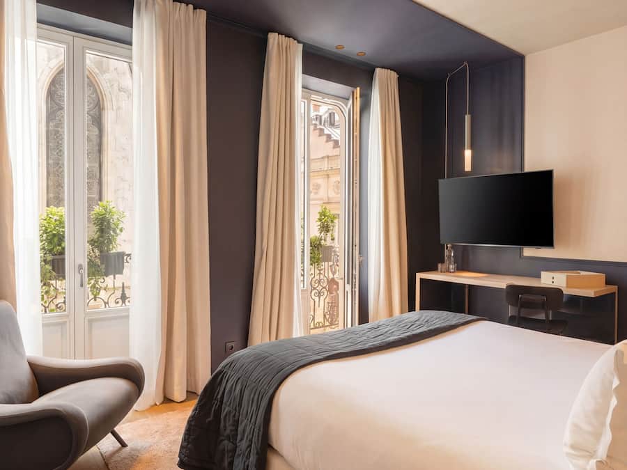 Superior Room | Egyptian cotton sheets, premium bedding, minibar, in-room safe