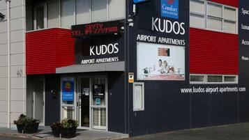 Vista frontal de la propiedad