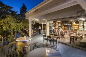 5 restaurants, breakfast, lunch served; local and international cuisine