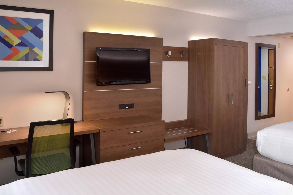 In-room safe, desk, laptop workspace, soundproofing