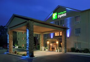 A Holiday Inn Express building with a covered entrance, stone pillars, and a sign above the entrance. - Holiday Inn Express Mount Pleasant-Scottdale by IHG (Mount Pleasant)