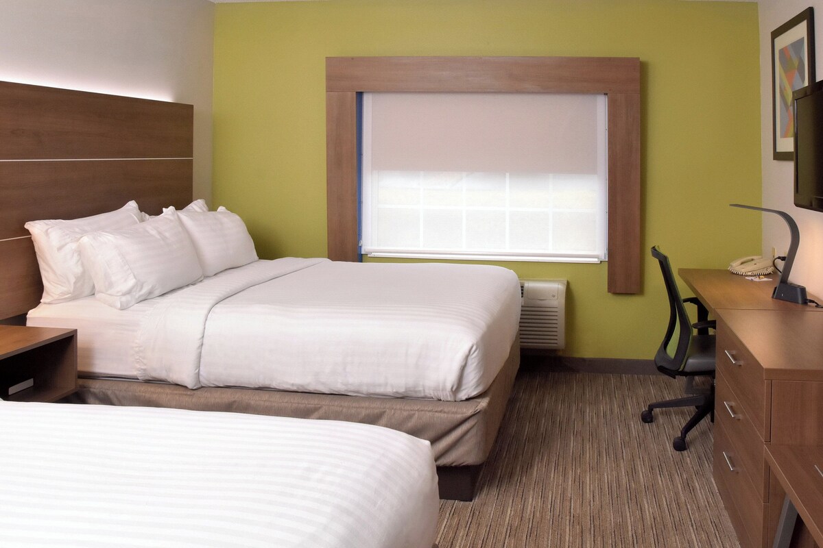 Standard Room, 2 Katil Ratu (Queen) | Peti besi dalam bilik, meja, ruang kerja komputer riba, kalis bunyi 