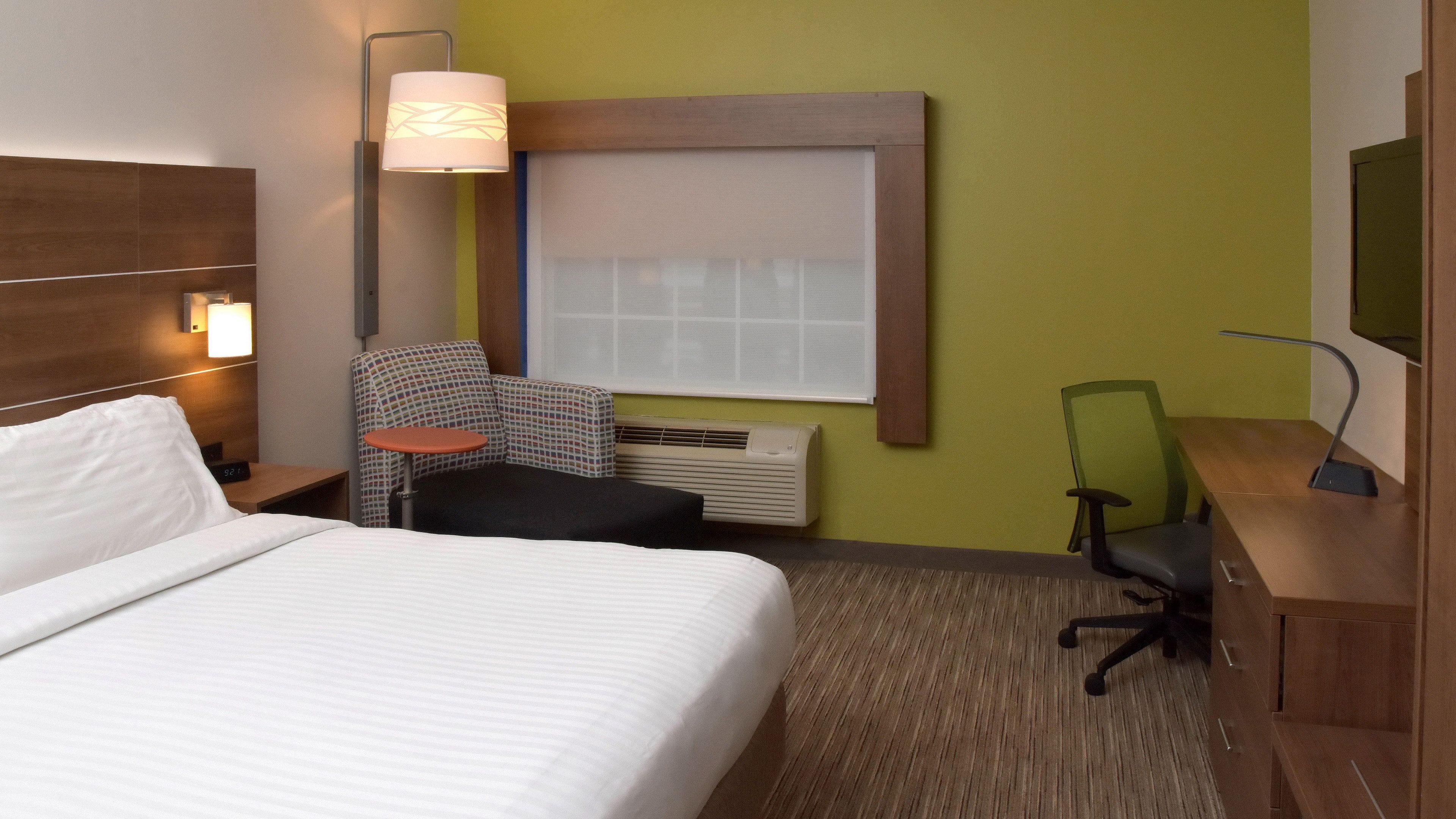 standard room, 1 king bed | in-room safe, desk, laptop workspace, soundproofing