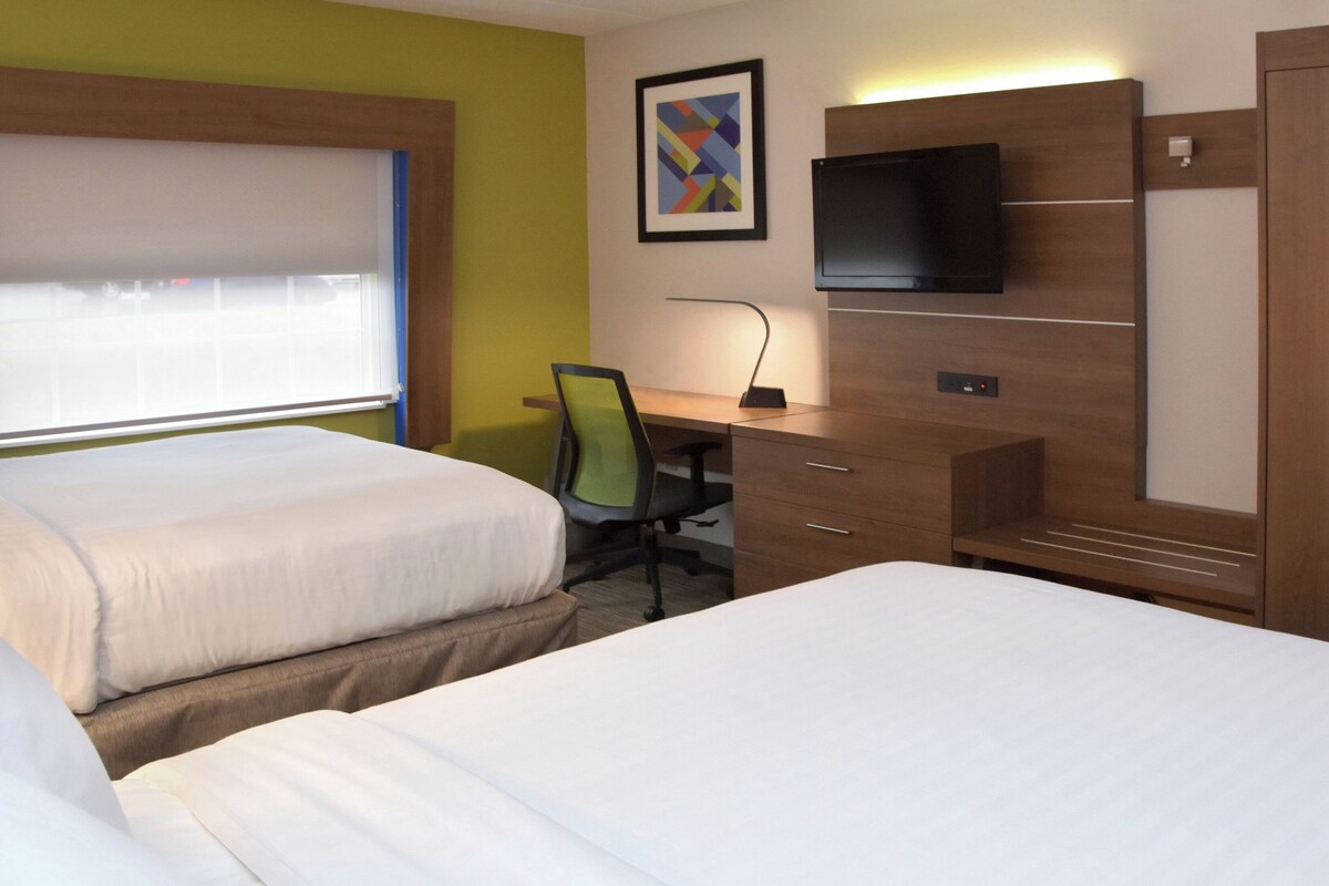 Chambre Standard, 2 grands lits | Coffres-forts dans les chambres, bureau