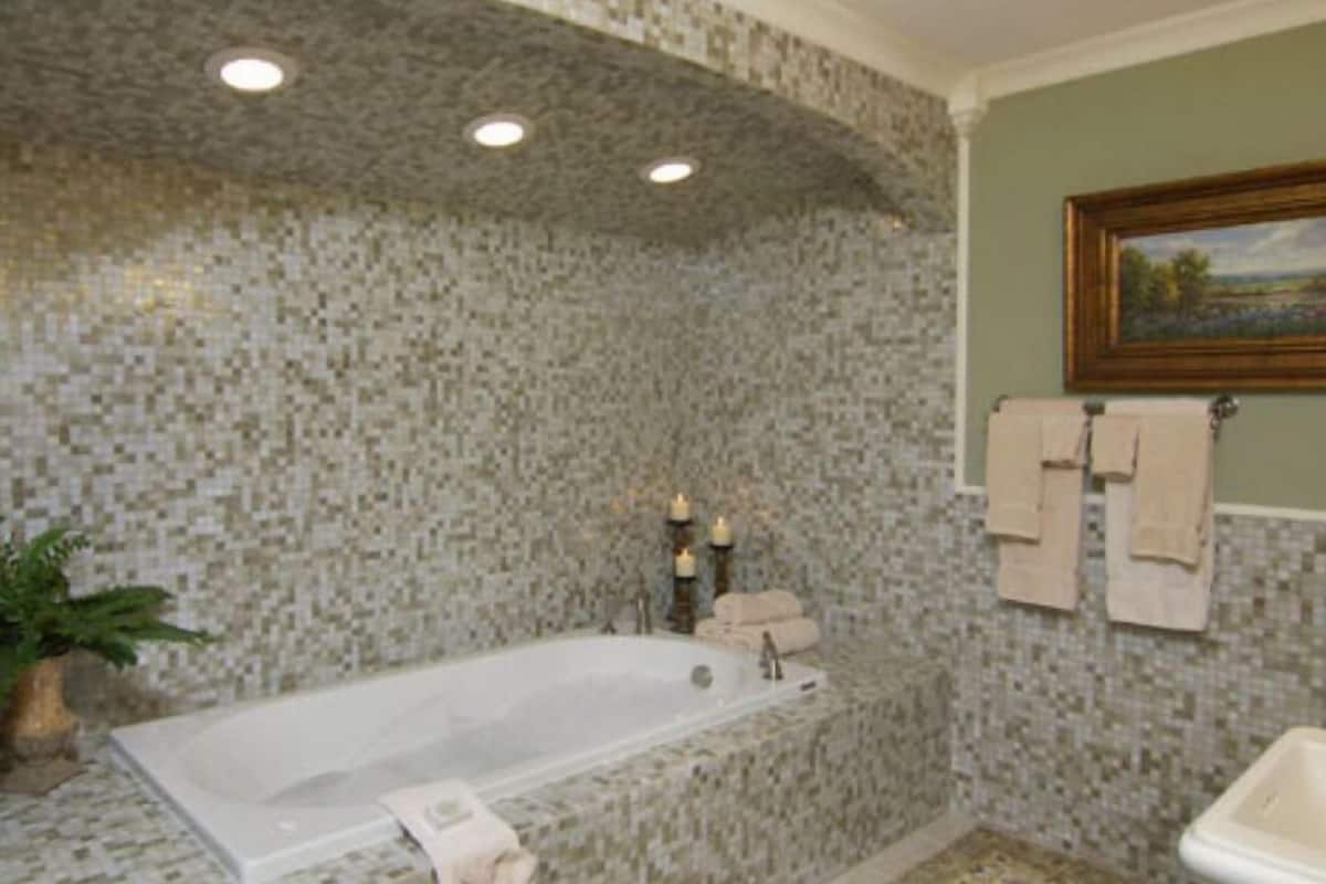 Deep soaking bathtub