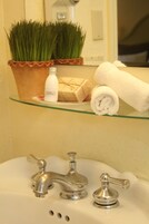 Double Room, 2 Double Beds | Bathroom