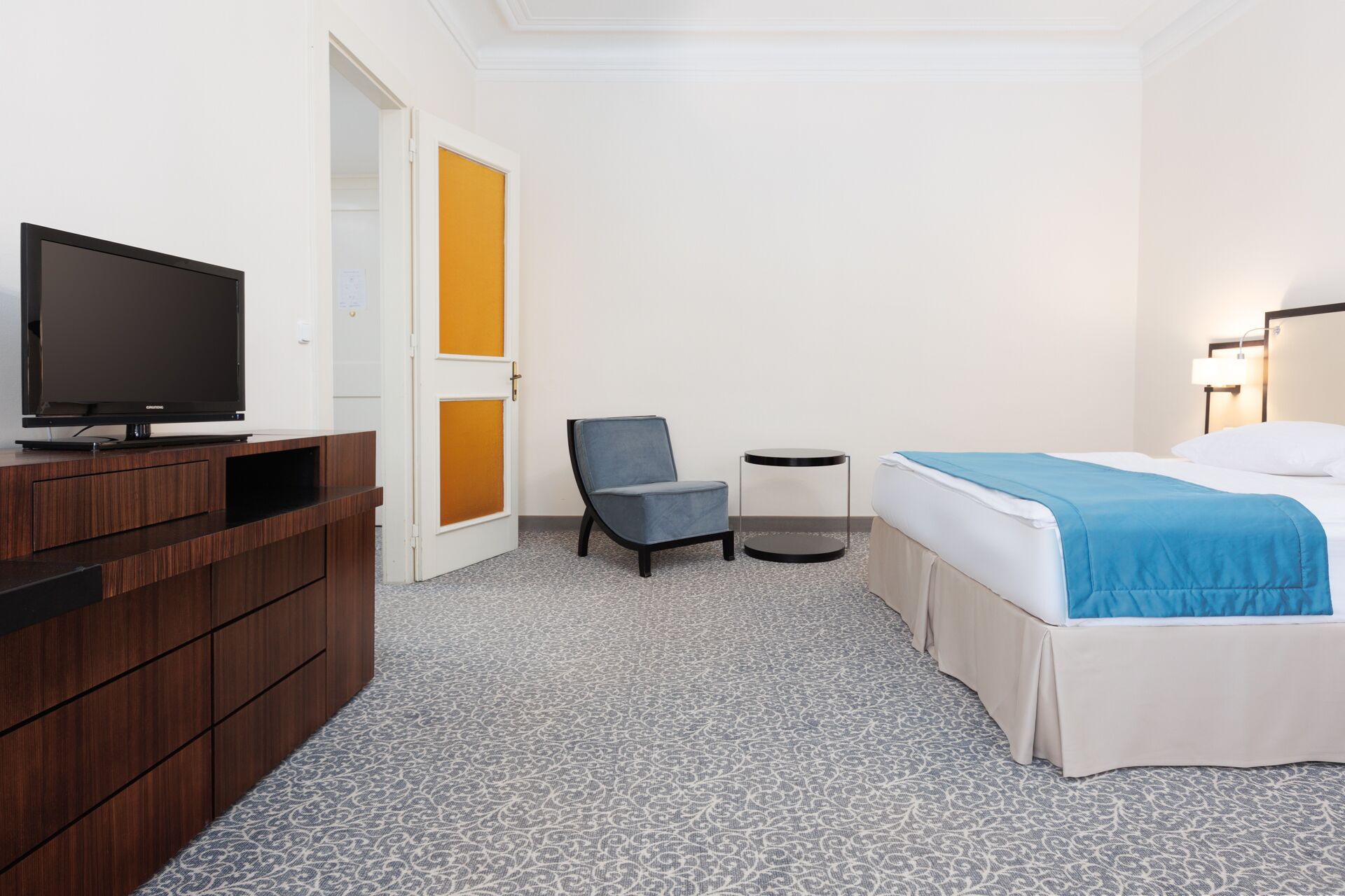 deluxe room | minibar, in-room safe, desk, soundproofing