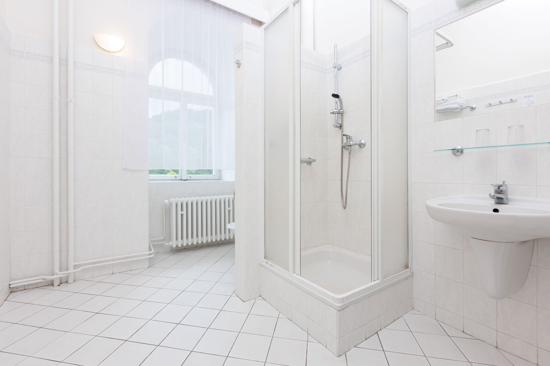 deluxe room | bathroom | free toiletries, hair dryer, towels