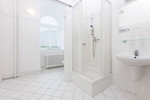 Kamar Deluks | Kamar mandi | Perlengkapan mandi gratis, pengering rambut,  dan handuk