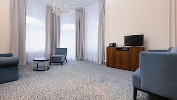 Suite | Living area | 50-cm flat-screen TV with satellite channels, Smart TV