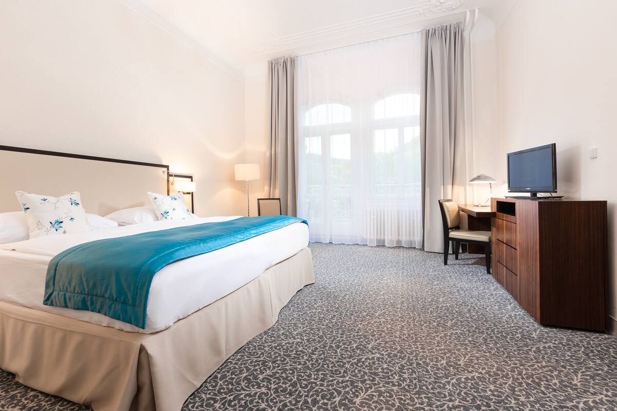 suite | minibar, in-room safe, desk, soundproofing