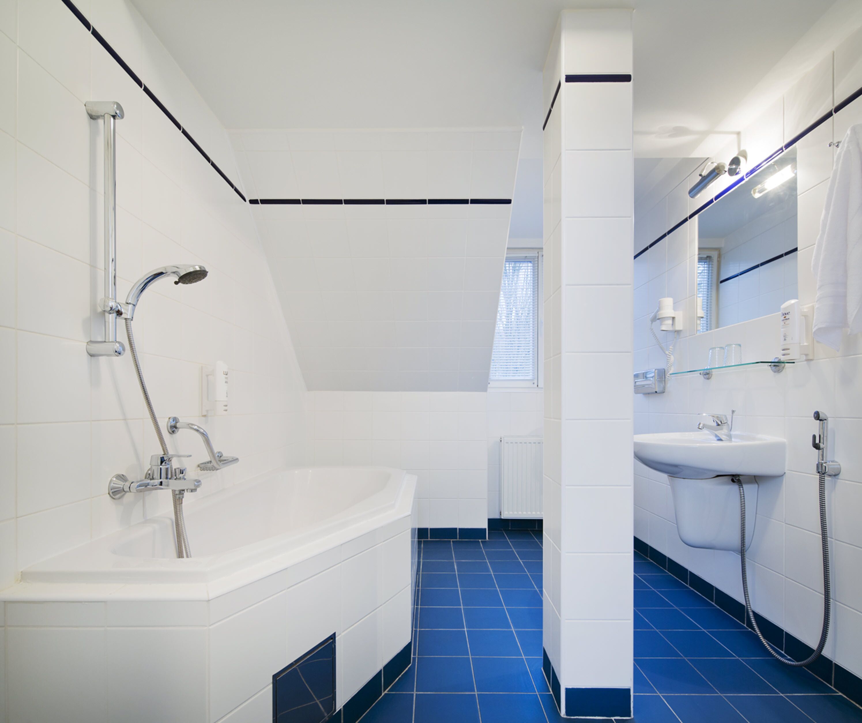 junior suite, annex building | bathroom | free toiletries, hair dryer, towels