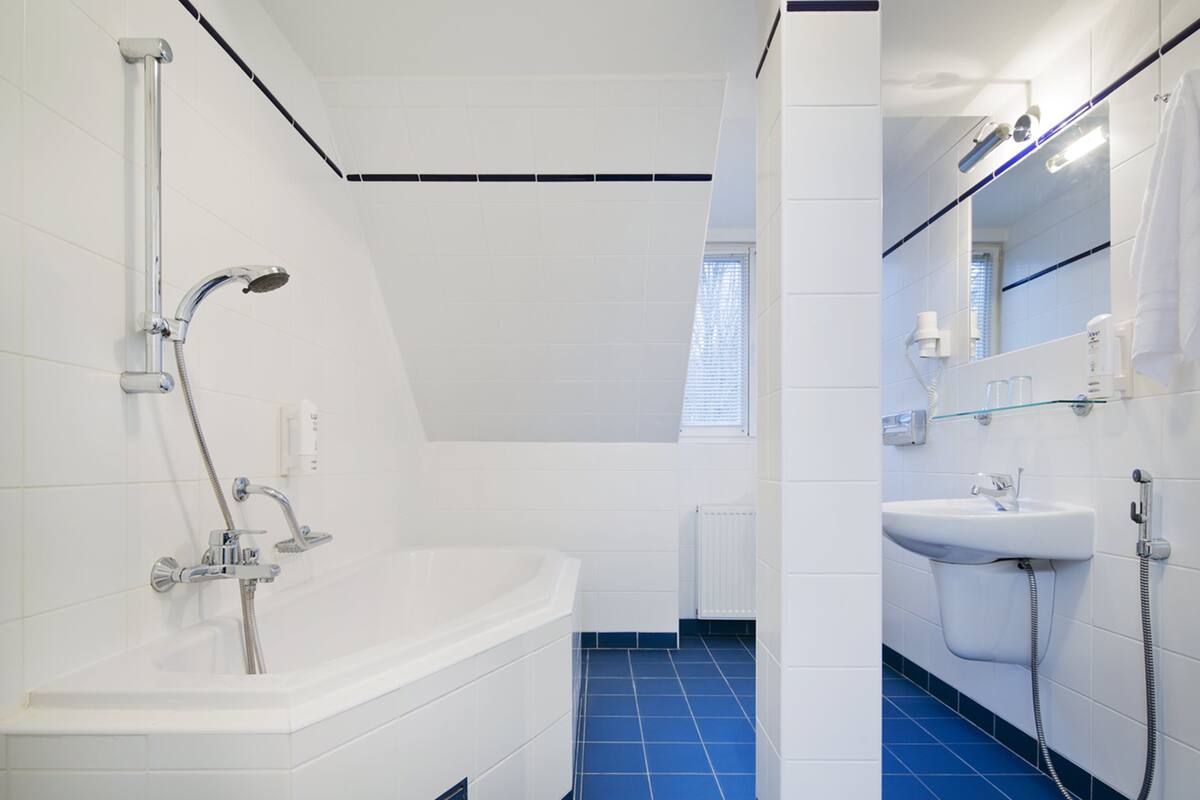 junior suite, annex building | bathroom | free toiletries, hair dryer, towels
