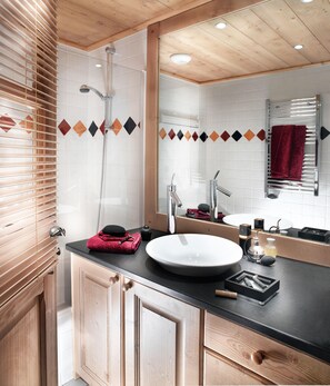 Combined shower/bathtub, hair dryer, towels
