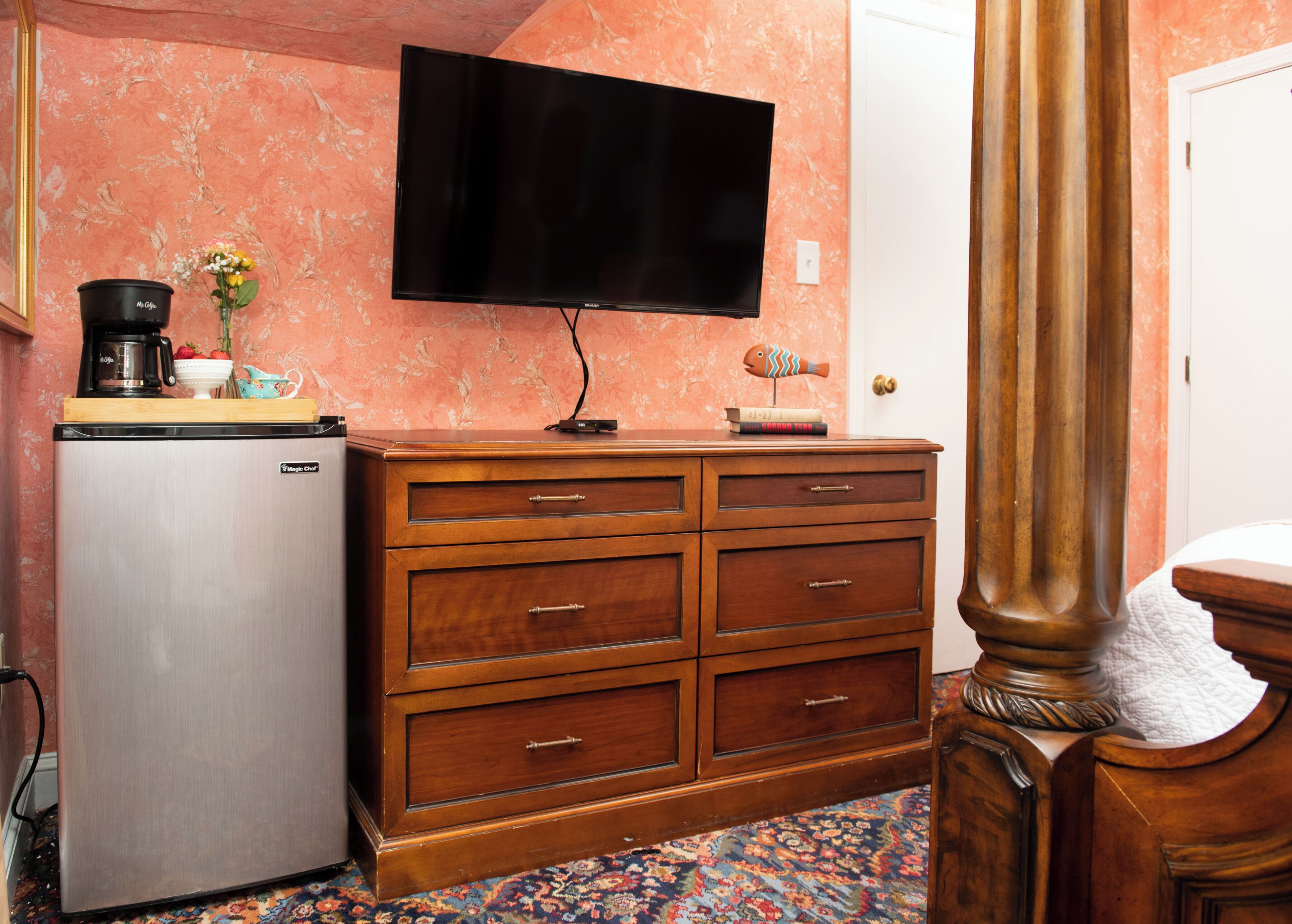 deluxe room, 1 queen bed (no pets) | 1 bedroom, individually decorated, desk, blackout curtains