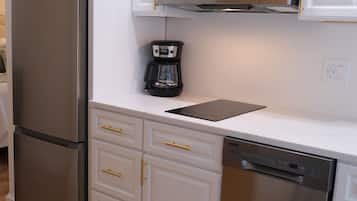 Appartement Tradition, baignoire à jets (Pet Friendly) | Cuisine privée | Réfrigérateur, cafetière/bouilloire