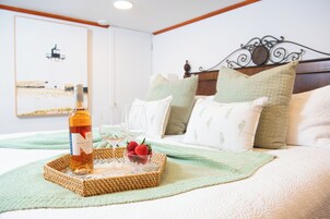 Basement Apartment (Pet Friendly) | Desk, blackout drapes, iron/ironing board, WiFi (free)