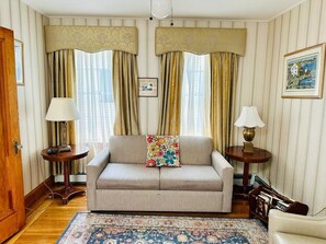 Apartamento tradicional (Pet Friendly) | Área de estar | TV de plasma 45 polegadas com canais a cabo, TV