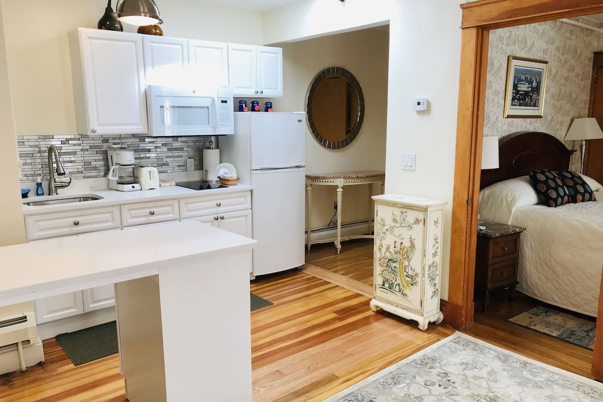 Traditional Apartment (Pet Friendly) | Private kitchen | Coffee/tea maker, fridge